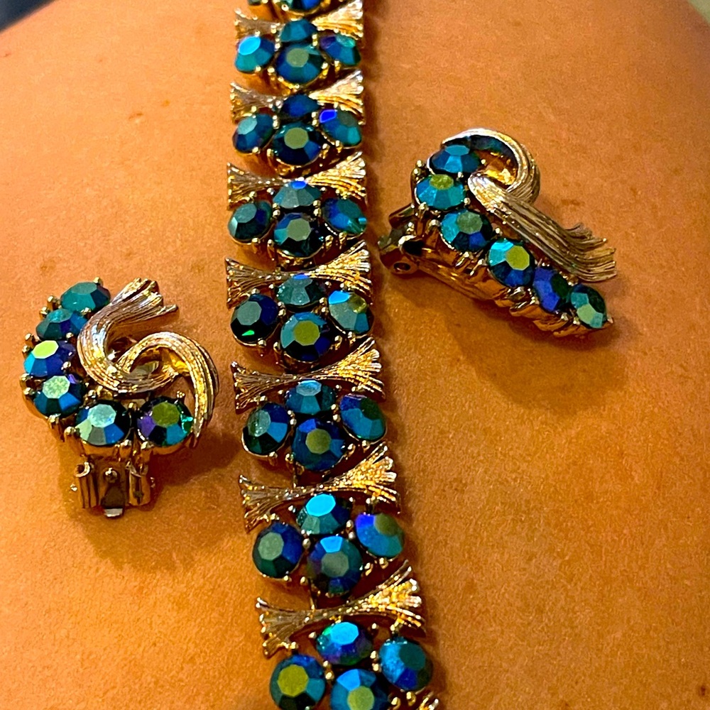 Lisner authentic vintage necklace and earrings set.